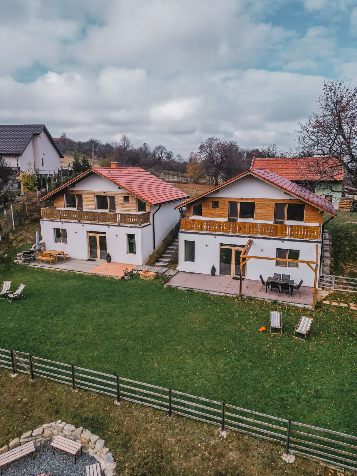 Vedere aeriană a celor două case și a curții comune